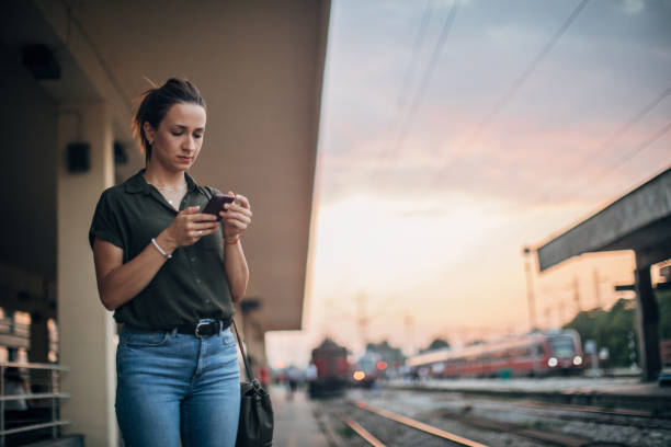 donna in attesa del treno - ponytail brown hair tourist women foto e immagini stock