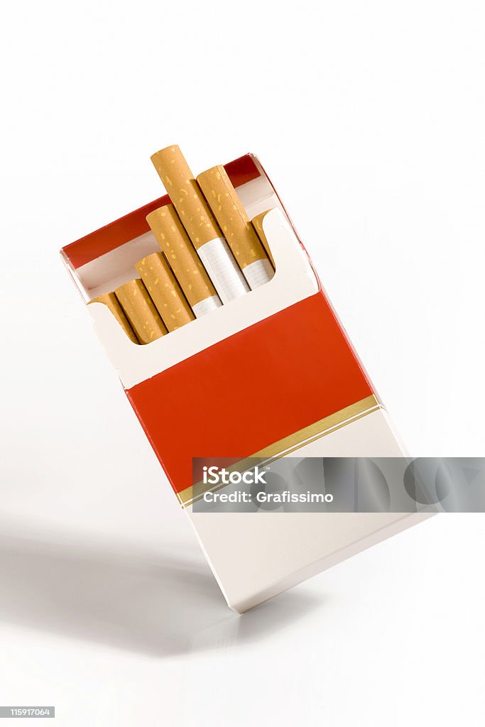 Paquet de cigarettes sur blanc - Photo de Paquet de cigarettes libre de droits