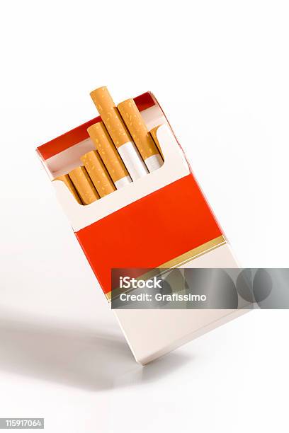 Photo libre de droit de Paquet De Cigarettes Sur Blanc banque d'images et plus d'images libres de droit de Paquet de cigarettes - Paquet de cigarettes, Cigarette, Boîte