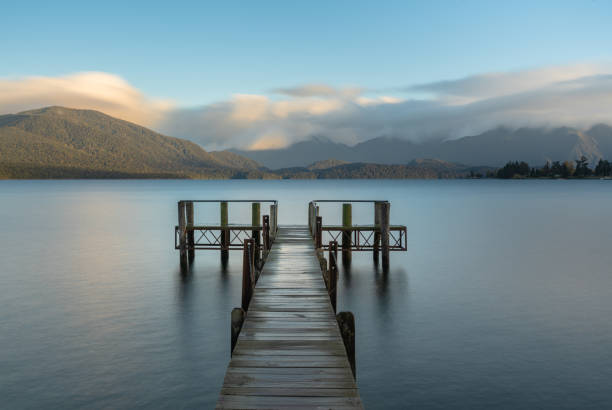 blick auf den see te anau,neuseeland - te anau stock-fotos und bilder