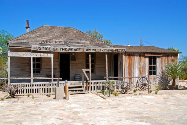 giudice roy bean - west old house decor foto e immagini stock