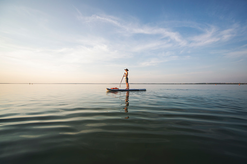 istock Joven adulta paddle boarding 1159175476