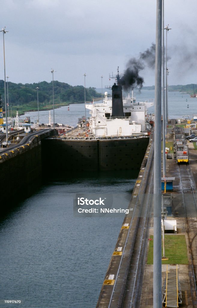 Navio petroleiro de sair e eclusas de Gatún, Canal do Panamá - Foto de stock de Panamá royalty-free