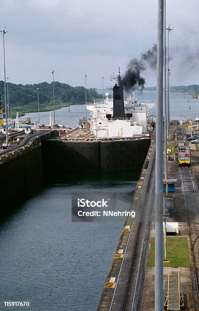 Foto de Navio Petroleiro De Sair E Eclusas De Gatún Canal Do Panamá e mais fotos de stock de Panamá
