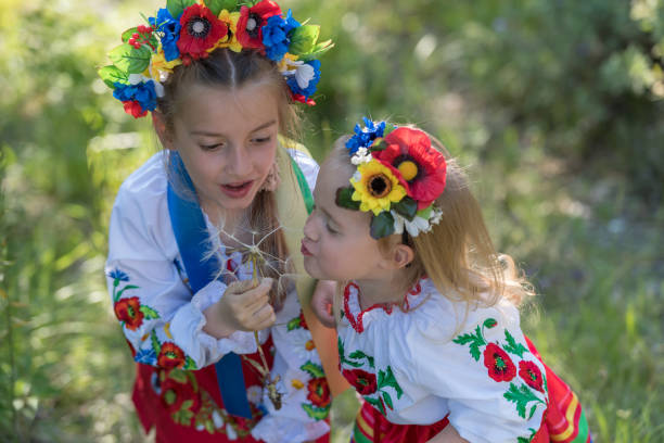ウクライナのナショナルドレスの姉妹 - ukrainian culture ストックフォトと画像