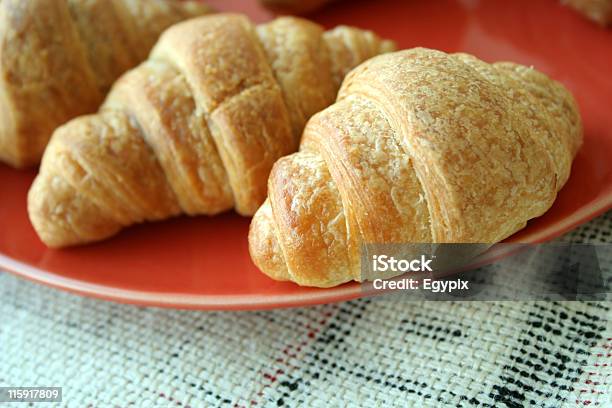 Croissant In Gericht Stockfoto und mehr Bilder von Brotsorte - Brotsorte, Brötchen, Croissant