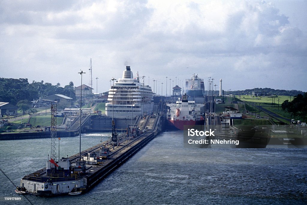 Navi in chiuse di Gatún, canale di Panama - Foto stock royalty-free di Canale di Panamá