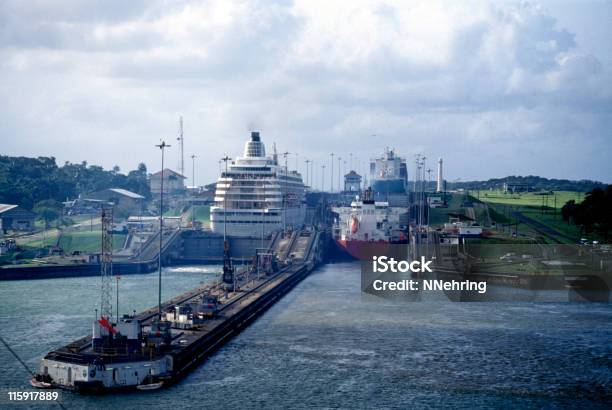 Navi In Chiuse Di Gatún Canale Di Panama - Fotografie stock e altre immagini di Canale di Panamá - Canale di Panamá, Panamá, Canale