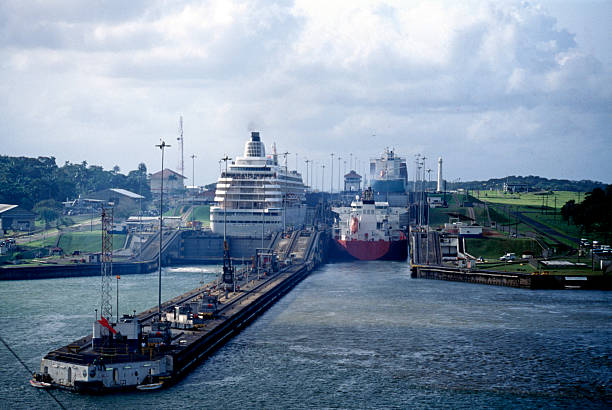 선박 in gatun 잠금, 파나마운하 - panama canal panama global finance container ship 뉴스 사진 이미지
