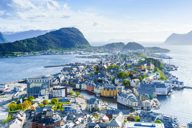 miasto alesund, norwegia - mountain sea house landscape zdjęcia i obrazy z banku zdjęć