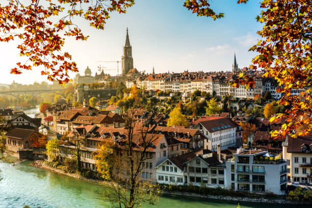 cidade de berna no outono, switzerland - berne switzerland europe bridge - fotografias e filmes do acervo