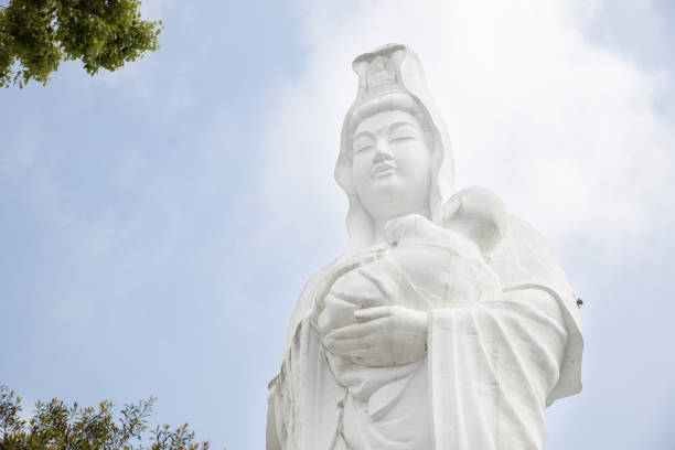 la statua del gigante guanyin o dea kannon della misericordia che trasporta bambini al tempio di daihonzan naritasan kurume. - guan yin foto e immagini stock