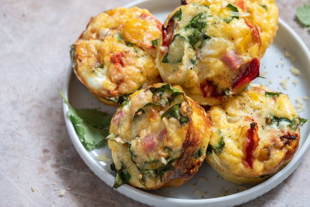 ハム、チーズ、野菜の卵マフィン - omelet breakfast eggs onion ストックフォトと画像