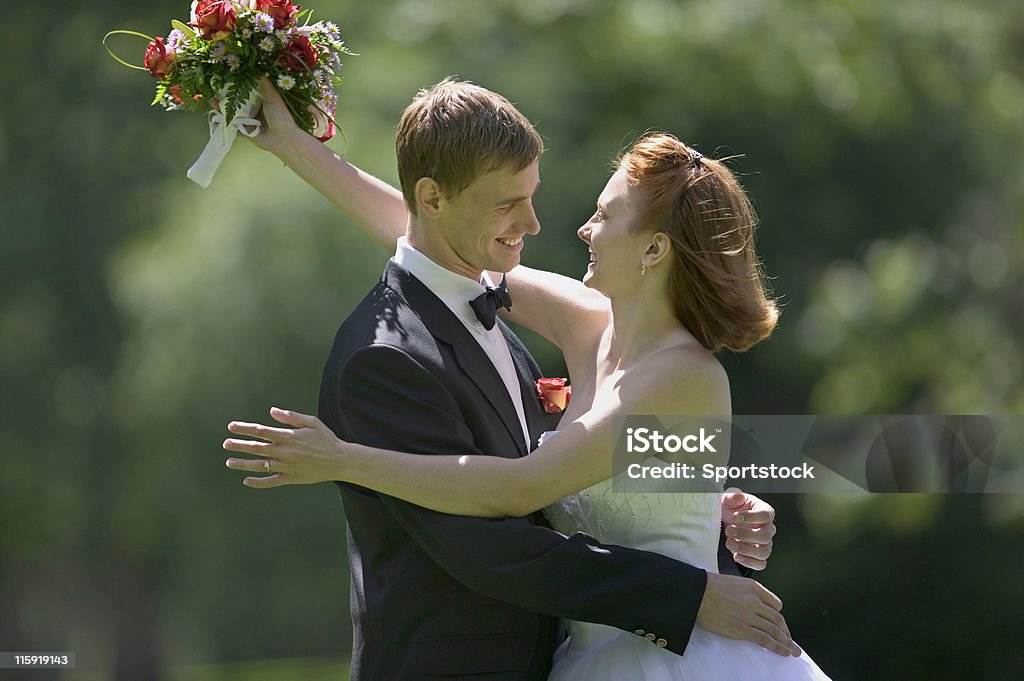 Le marié et la mariée à l'extérieur - Photo de Adolescent libre de droits