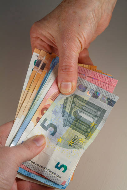 istock To hold euro banknotes 1159192234