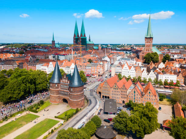 holstentor city gate in lubeck - hanse imagens e fotografias de stock