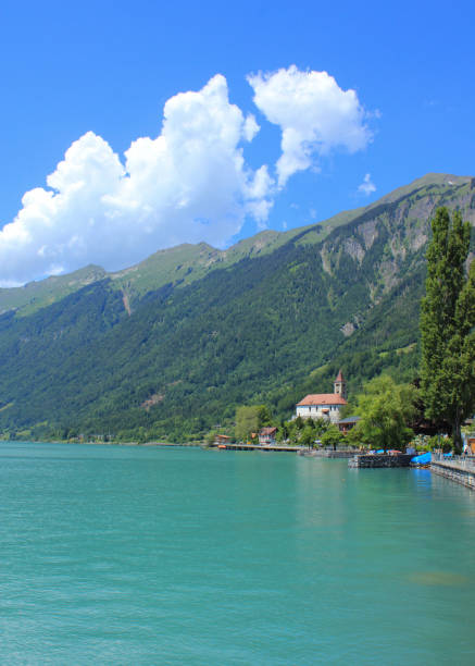 スイス、ブリエンツの教会。 - brienz bernese oberland village lake ストックフォトと画像