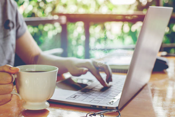 concepto de boletín mano de empresaria sosteniendo taza de café y casilla de verificación en el ordenador portátil digital, espacio negro en blanco para su texto - black coffee fotografías e imágenes de stock