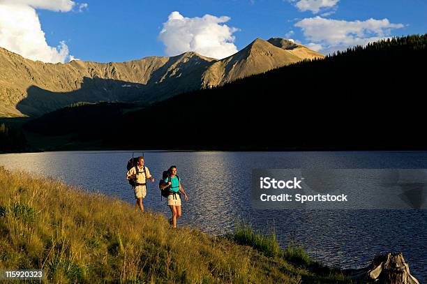 カップルの山々でのハイキング湖 - アクティブライフスタイルのストックフォトや画像を多数ご用意 - アクティブライフスタイル, カップル, カラー画像