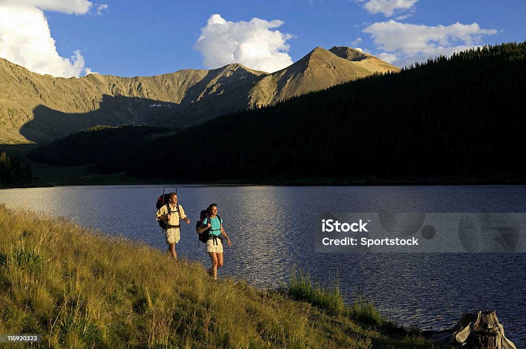 Para piesze wycieczki w góry, Lake - Zbiór zdjęć royalty-free (Aktywny tryb życia)