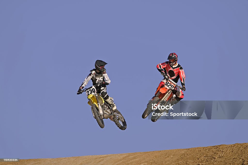 Motocross Racers Jumping вместе - Стоковые фото Мотокросс роялти-фри