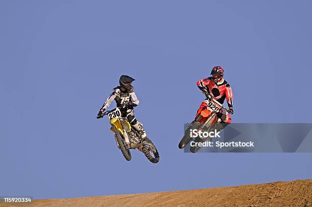 Motocross Racers Jumping Вместе — стоковые фотографии и другие картинки Мотокросс - Мотокросс, Каска, Кататься на велосипеде