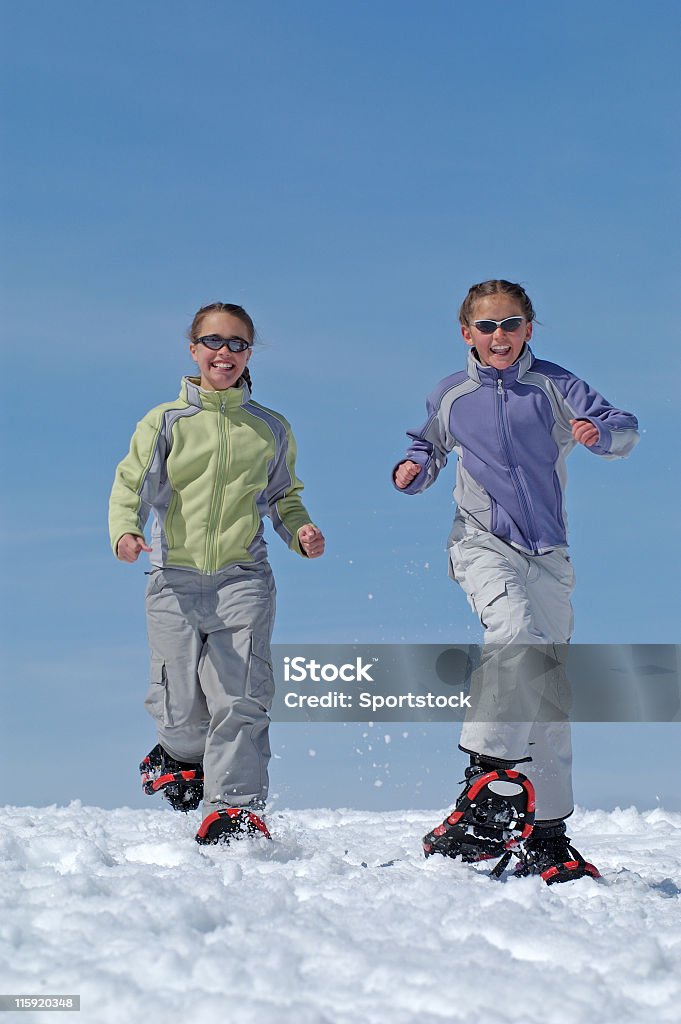 Los niños de nieve con cielo azul - Foto de stock de Actividades recreativas libre de derechos