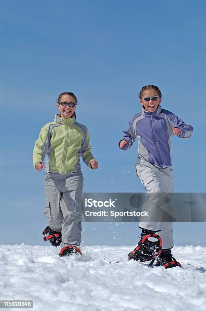 Los Niños De Nieve Con Cielo Azul Foto de stock y más banco de imágenes de Actividades recreativas - Actividades recreativas, Actividades y técnicas de relajación, Adolescencia