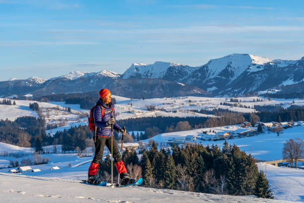 schneeschuhwandern in den allgauer alpen, bayern - snowshoeing snowshoe women shoe stock-fotos und bilder