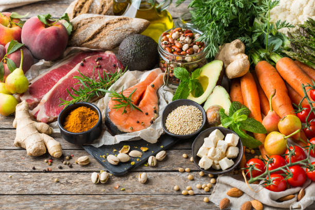 alimentos saludables para un concepto de dieta mediterránea flexible equilibrada - régimen alimenticio fotografías e imágenes de stock