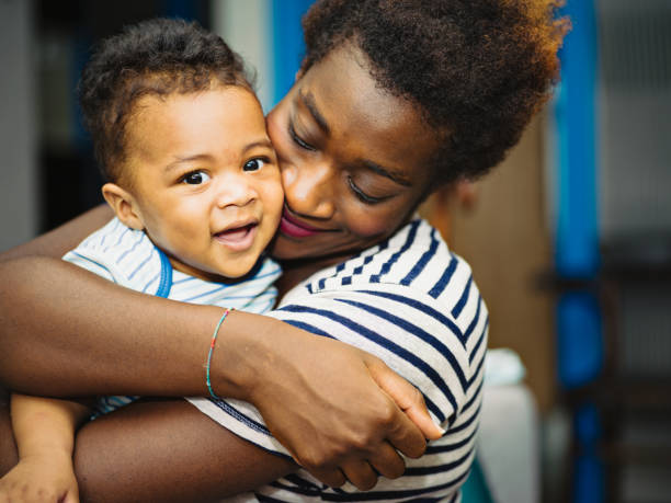 african mother with mixed race son - child offspring women posing imagens e fotografias de stock