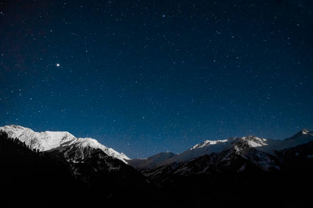 snow mountain night sky with star landscape - winter lake snow fog imagens e fotografias de stock