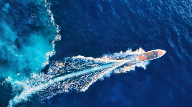 クロアチア。海面のヨット。晴れた日に青いアドリア海に豪華な浮遊ボートの航空写真。旅行 - 画像 - ヨット ストックフォトと画像