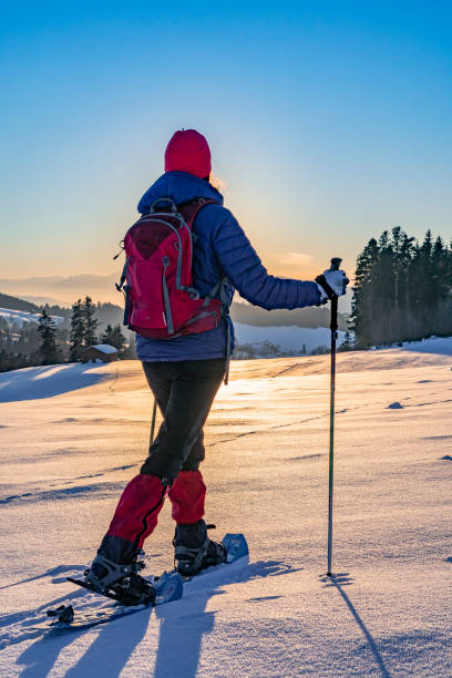 neve que ferrar no por do sol - snowshoeing snowshoe women shoe - fotografias e filmes do acervo