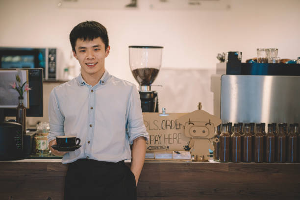 barista servant cappuccino dans le café - coffee shop coffee break coffee cup holding photos et images de collection