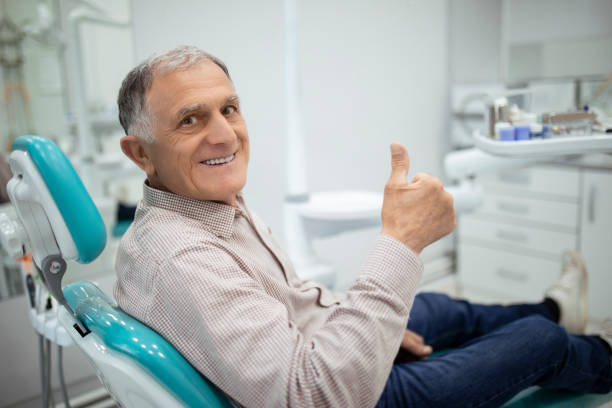 alter senior mann sitzt in einem zahnarztstuhl - dentist office dental hygiene dentists chair human teeth stock-fotos und bilder