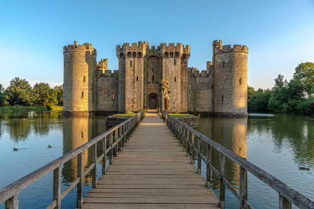 bodiam castle, east sussex, inglaterra - 14 de agosto de 2016: histórico castillo de bodiam y foso en east sussex - non urban scene rural scene tree english culture fotografías e imágenes de stock