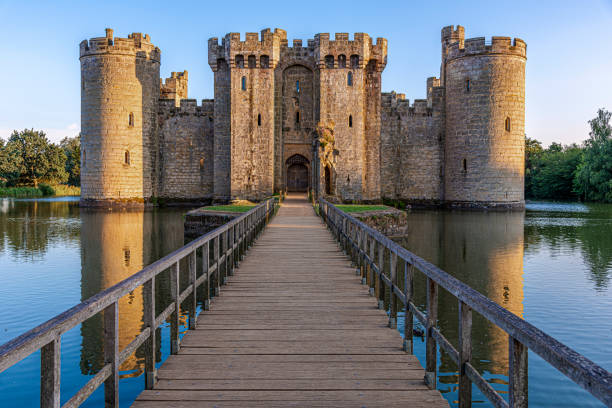 bodiam castle, east sussex, inghilterra - 14 agosto 2016: castello storico di bodiam e fossato nell'east sussex - turret foto e immagini stock