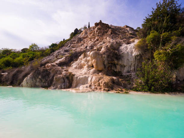 natural swimming pool with thermal spring water. - vignoni imagens e fotografias de stock