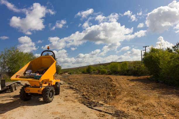 dumper da solo nel paesaggio - building place foto e immagini stock