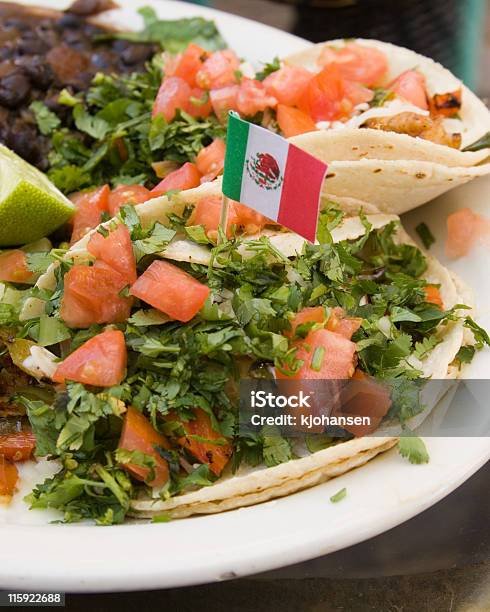 Photo libre de droit de Tacos De Style Mexicain Avec Drapeau banque d'images et plus d'images libres de droit de Aliments et boissons - Aliments et boissons, Coriandre, Cuisine mexicaine
