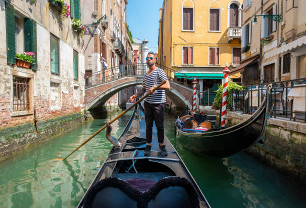 gondolier in venice - men gondolier people activity imagens e fotografias de stock