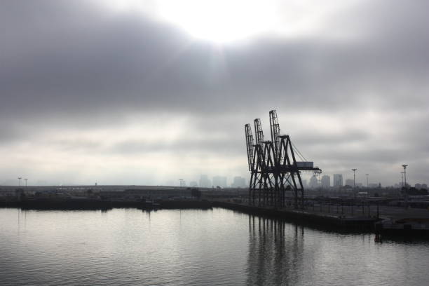 オークランド港 - oakland california commercial dock harbor california ストックフォトと画像