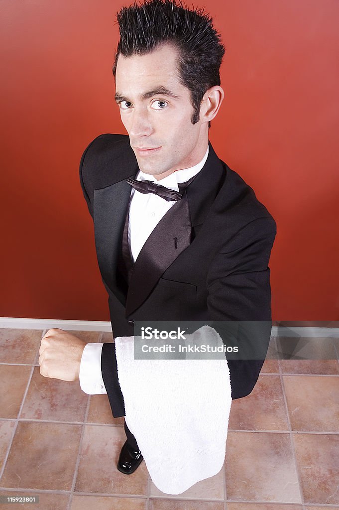 Homme en smoking offrant un service - Photo de Maître d'hôtel - Personnel de la restauration libre de droits