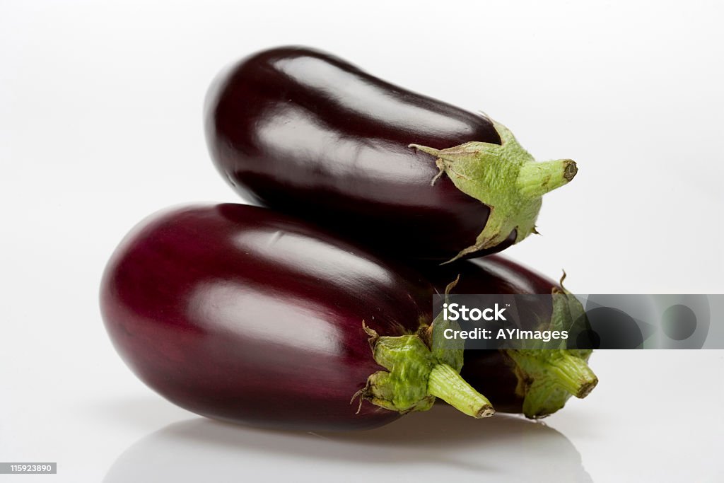 Aubergine sur fond blanc - Photo de Aubergine libre de droits