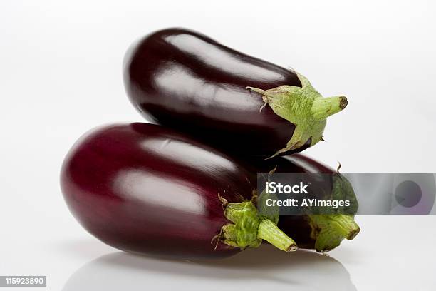 Photo libre de droit de Aubergine Sur Fond Blanc banque d'images et plus d'images libres de droit de Aubergine - Aubergine, Objet ou sujet détouré, Aliment