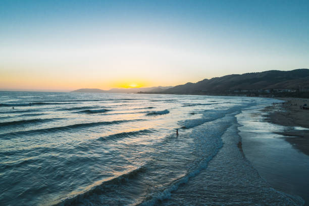 por do sol na praia. oceano pacífico bonito, praia de pismo, califórnia - route 1 pacific ocean beach cliff - fotografias e filmes do acervo