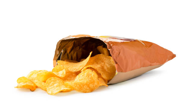 patata crujiente derramada fuera del paquete en un blanco. aislado. - patatas fritas de churrería fotografías e imágenes de stock