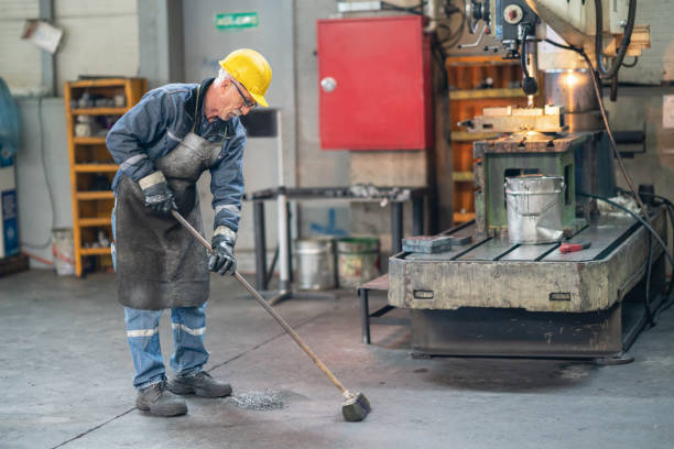 limpieza de trabajadores de suciedad industrial - drill equipment dirty work tool fotografías e imágenes de stock