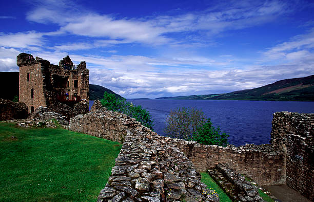 castello di urquhart - scotland castle loch ness urquhart castle foto e immagini stock